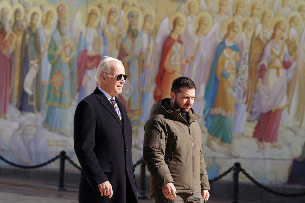 US President Joe Biden (L) walks next to Ukrainian President Volodymyr Zelensky (R) as he arrives for a visit in Kyiv on February 20, 2023. - US President Joe Biden made a surprise trip to Kyiv on February 20, 2023, ahead of the first anniversary of Russia's invasion of Ukraine, AFP journalists saw. Biden met Ukrainian President Volodymyr Zelensky in the Ukrainian capital on his first visit to the country since the start of the conflict. 