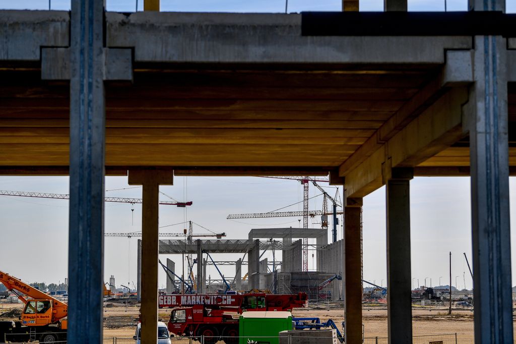 Debrecen, 2022. október 11. Az épülő BMW-gyár Debrecenben 2022. október 10-én. A BMW Group Debrecenben 400 hektárnyi területen egy teljes értékű autógyárat épít fel présüzemmel, karosszériaépítő részleggel, fényezőműhellyel és összeszerelő csarnokkal. A gyár évente mintegy 150 000 darab autó gyártására lesz képes. A termelés 2025-ben kezdődik, itt készül majd a tisztán elektromos meghajtású modellek számára kifejlesztett NCAR architektúrára épülő Neue Klasse modellgeneráció alapító tagja.