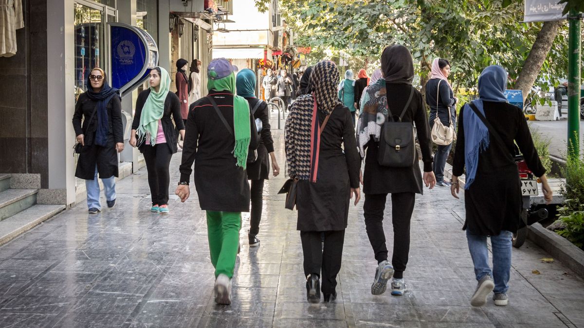 Köztéri megfigyelőrendszerrel ellenőriznék az iráni nők fejkendőviselését 