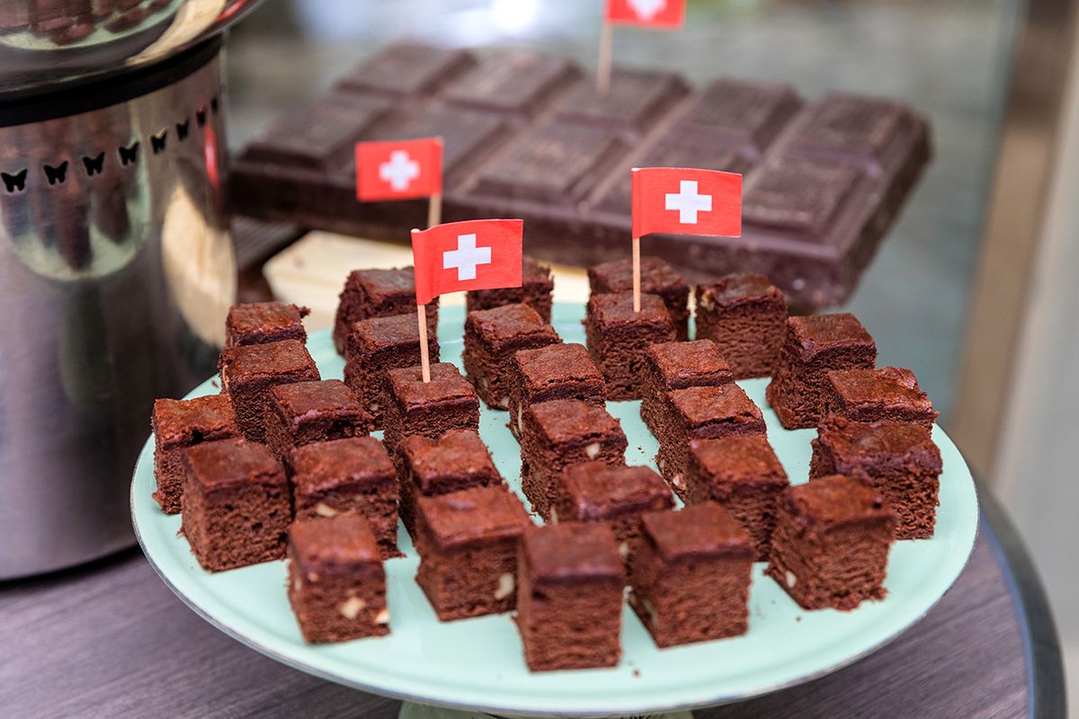Chocolate,And,Cocoa,Brownie,Cakes,And,Chocolate,Bar,On,Plate
Chocolate and cocoa brownie cakes and chocolate bar on plate and mini Switzerland flag plant on cake in party
Svájc infláció