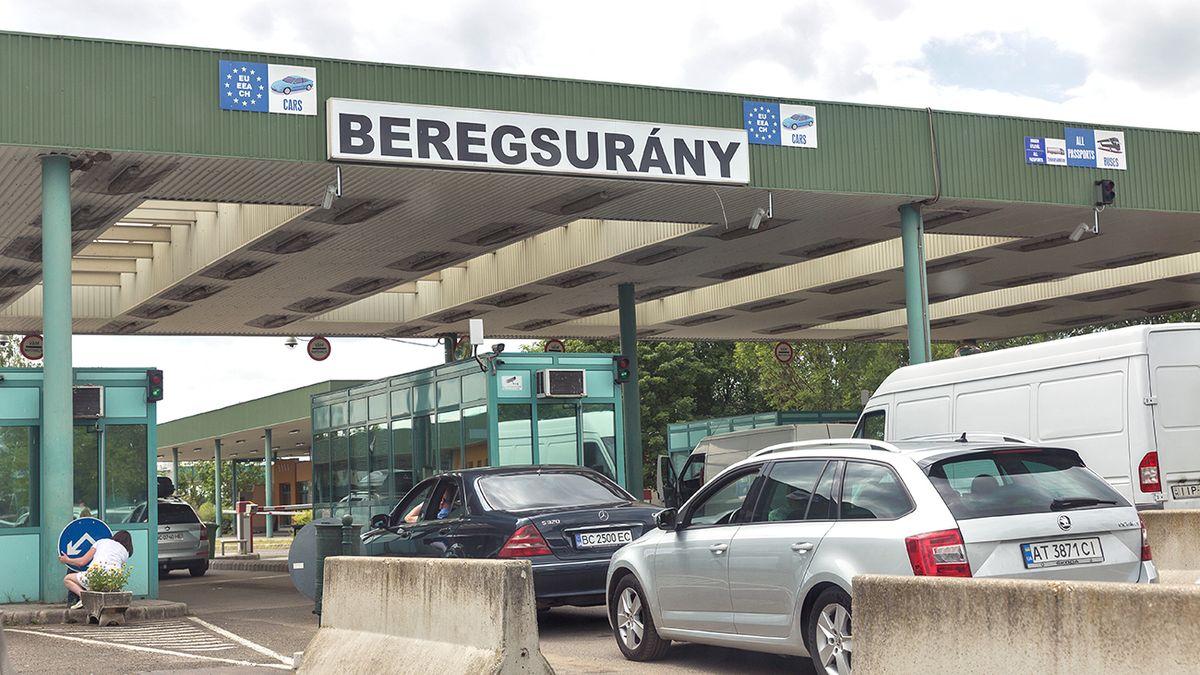 Beregsurany,,Hungary,-,July,08,,2019:,Cars,Stopped,On,Customs BEREGSURANY, HUNGARY - JULY 08, 2019: Cars stopped on customs checkpoint of Hungarian-Ukrainian state border between Beregsurany, Hungary and Berehove, Ukraine.