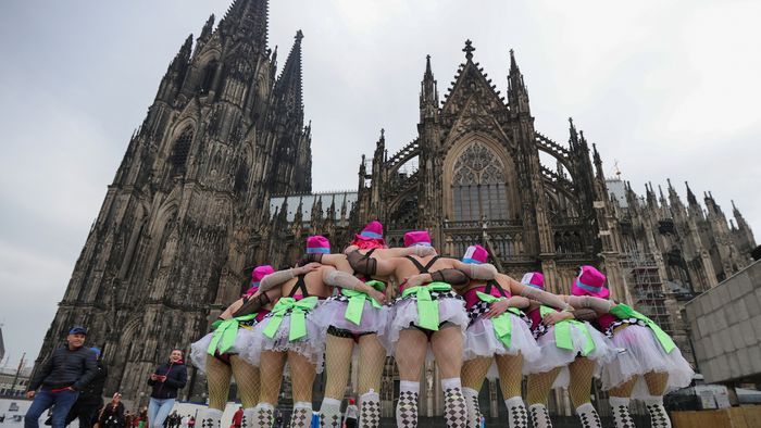 Carnival celebrations in Cologne Ünneplők a hagyományos "Weiberfastnacht" vagyis a női farsang napján Kölnben 2023. február 16-án. A vénasszonyok csütörtökje az utcai karnevál kezdetét jelenti. EPA/FRIEDEMANN VOGEL