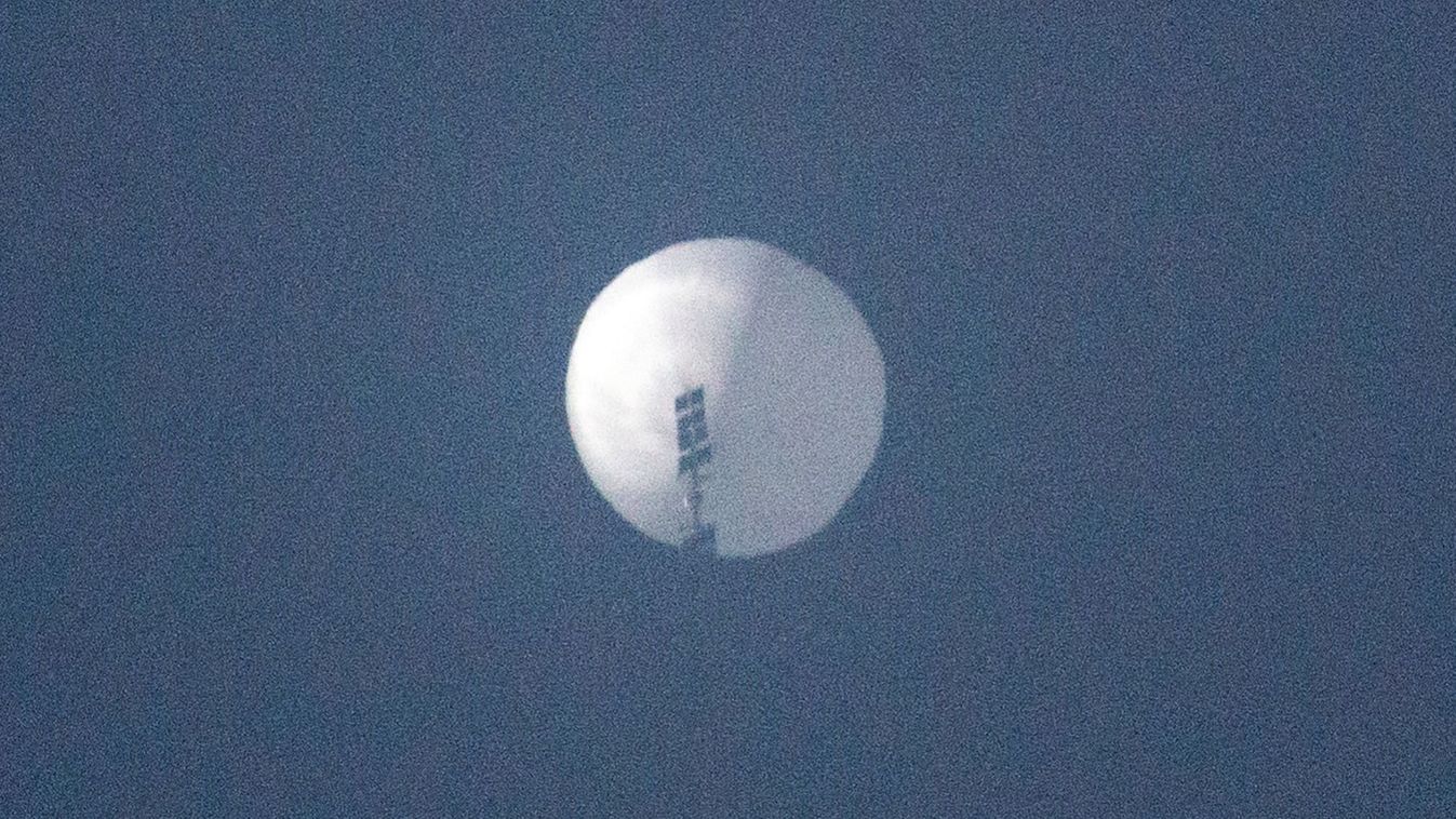 This handout photo from Chase Doak taken on February 1, 2023 and released on February 2 shows a suspected Chinese spy balloon in the sky over Billings, Montana. - The Pentagon said February 2 it was tracking a Chinese spy balloon flying high over the United States, reviving tensions between the two countries just days ahead of a rare visit to Beijing by the top US diploma