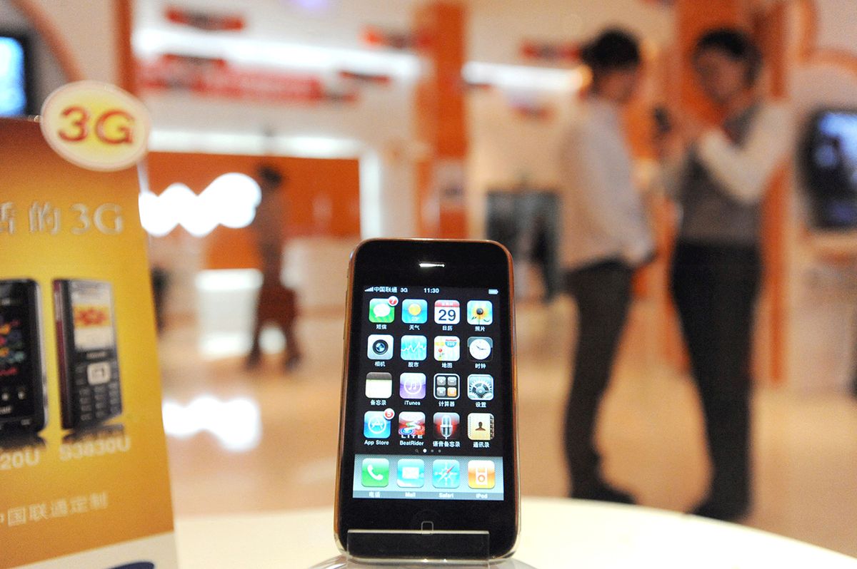 China Unicom limits iPhone sales to be 999 on its debut
An iPhone 3Gs is on display at a branch of China Unicom in Shenyang, northeast Chinas Liaoning province, Thursday, October 29, 2009.China Unicom said on Monday (October 26, 2009) it will limit the sales for the long-awaited iPhone on October 30, the first day the eagerly sought Apple handset is due to go on sale nationwide in China. The company will only make available 999 iPhones in total for sale on its debut, according to Sina.com. Customers will be able to get all models of iPhones on the spot. Unicom has announced its two-year contract plan and pricing system for iPhones. (Photo by Yang xinyue / Imaginechina / Imaginechina via AFP)