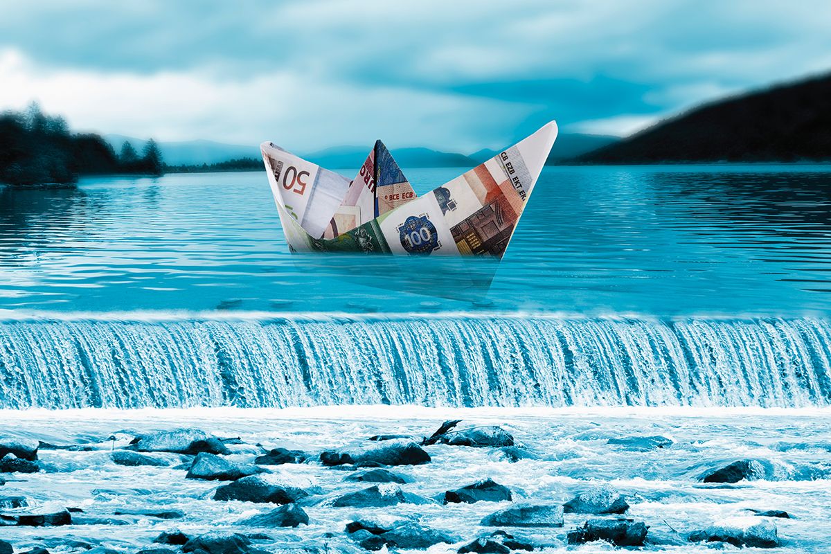 Origami paper boat of euro notes on waterfall
Bulgáriában nem lesz euro, 