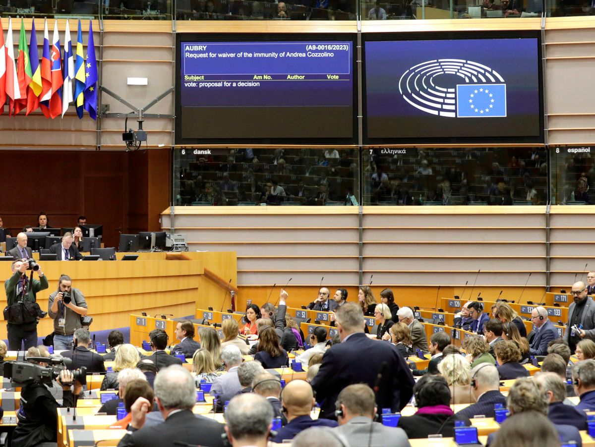 EU Parliament votes to waive the immunity of Tarabella and Cozzolino epa10444040 Votes for the waiver of the immunity of Italian Andrea Cozzolino during a plenary session of the European Parliament in Brussels, Belgium, 02 February 2023. European parliament will later on request for the waiver of the immunity of two MEPs of S&D Belgian Marc Tarabella and Italian Andrea Cozzolino on Qatar gate.  EPA/OLIVIER HOSLET
epa10444040 Votes for the waiver of the immunity of Italian Andrea Cozzolino during a plenary session of the European Parliament in Brussels, Belgium, 02 February 2023. European parliament will later on request for the waiver of the immunity of two MEPs of S&D Belgian Marc Tarabella and Italian Andrea Cozzolino on Qatar gate.  EPA/OLIVIER HOSLET