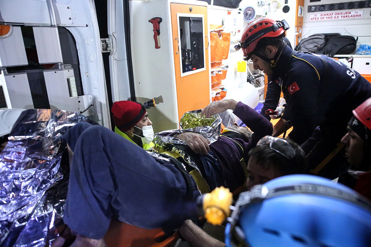 BERBER, Huseyin
Hatay, 2023. február 13.A romok alól kiemelt Huseyin Berbert viszik mentőautóhoz a törökországi Hatayban 2023. február 13-án, hét nappal a Dél-Törökországot és Észak-Szíriát sújtó 7,8-es erősségű földrengés után. A természeti katasztrófa halálos áldozatainak száma meghaladja a 35 ezret.MTI/EPA Hatay, 2023. február 13.
A romok alól kiemelt Huseyin Berbert viszik mentőautóhoz a törökországi Hatayban 2023. február 13-án, hét nappal a Dél-Törökországot és Észak-Szíriát sújtó 7,8-es erősségű földrengés után. A természeti katasztrófa halálos áldozatainak száma meghaladja a 35 ezret.
MTI/EPA