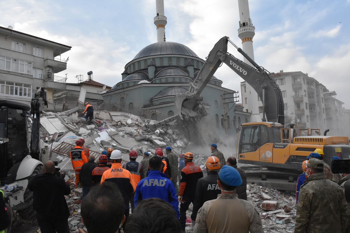 5.6 magnitude earthquake hits Turkiye's Malatya földrengés