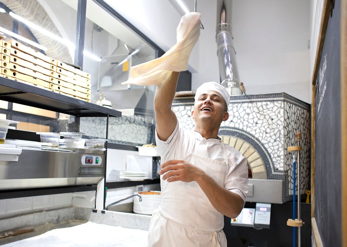 chef swirling pizza dough
dolgozó, munkás, ksh, pék, szakás,pizza, étterem, 
