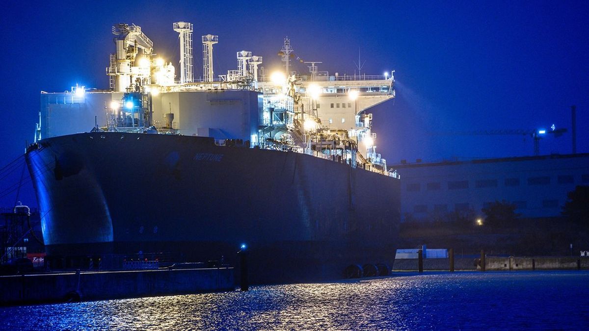Commissioning of the LNG terminal on the Baltic Sea 14 January 2023, Mecklenburg-Western Pomerania, Lubmin: The processing vessel "Neptune" is moored at the LNG terminal in the industrial port in the evening. The terminal for the delivery of liquefied natural gas (LNG), located on the Baltic Sea, is officially commissioned and receives the last outstanding operating license. Germany is relying on LNG delivered by ship, among other sources, to replace failing Russian gas supplies. The interaction of several ships is expected to allow up to 5.2 billion cubic meters of natural gas to be fed into the Lubmin pipeline each year. Photo: Jens Büttner/dpa (Photo by JENS BUTTNER / DPA / dpa Picture-Alliance via AFP)