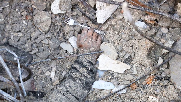 EDITORS NOTE: Graphic content / The body of a Syrian child lies amidst the rubble of a collapsed building on February 7, 2023 in the town of Jandaris, in the rebel-held part of Aleppo province, following a deadly earthquake. - At least 1,444 people died across Syria after a devastating earthquake that had its epicentre in southwestern Turkey, the government and rescuers said. (Photo by Mohammed AL-RIFAI / AFP)