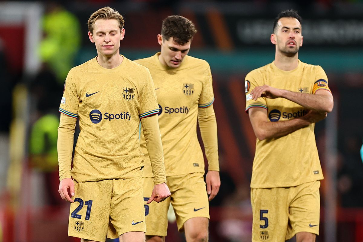 Manchester United v FC Barcelona: Knockout Round Play-Off Leg Two - UEFA Europa League MANCHESTER, ENGLAND - FEBRUARY 23: A dejected Frenkie de Jong of FC Barcelona walks off at full time during the UEFA Europa League knockout round play-off leg two match between Manchester United and FC Barcelona at Old Trafford on February 23, 2023 in Manchester, United Kingdom. (Photo by Robbie Jay Barratt - AMA/Getty Images)