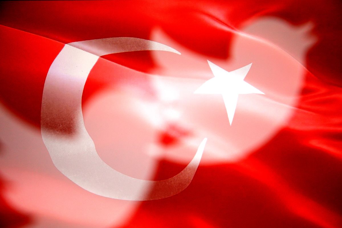 Turkish authorities arrest student for retweet The Twitter logo is seen in combination with a Turkish flag produced with an in camera multiple exposure. Turkish authorities have recently given house arrest to a student for retweeting a tweet deemed insulting to president Erdogan. (Photo by Jaap Arriens/NurPhoto via Getty Images)
segélykérő üzenetek, twitter, törökország, szíria, földrengés