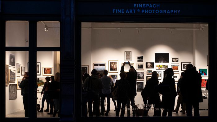 Budapest, 2023. február 27.
Résztvevők a 42 éves korában elhunyt Móricz-Sabján Simon fotóriporter emlékére rendezett kiállítás megnyitóján az Einspach Fine Art & Photography galériában 2023. február 27-én. A tárlaton a decemberben baleset következtében elhunyt, Robert Capa Magyar Fotográfiai Nagydíjjal is elismert fotóriporter képei mellett 90 fotográfus munkái láthatók. A kiállító művészek és a szervező kurátorok az emlékezés mellett egyúttal támogatni kívánják Móricz-Sabján Simon családját a kiállítás képeiből befolyó összeggel.