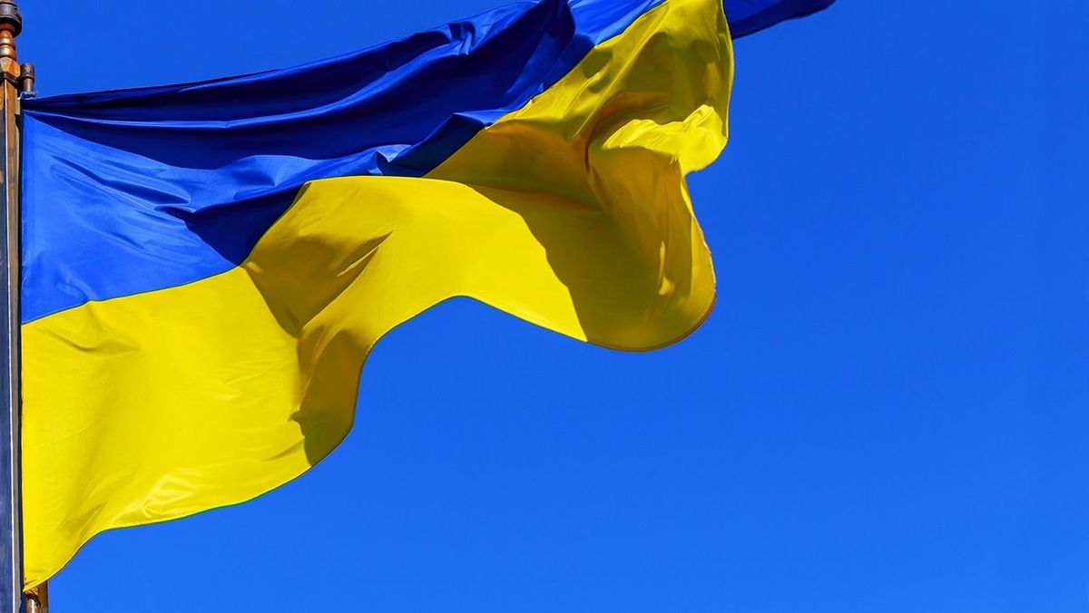 Low Angle View Of Ukrainian Flag Waving Against Clear Blue Sky The national yellow and blue flag of Ukraine over the sky and clouds
Zelenszkij, Ukrajna, zászló