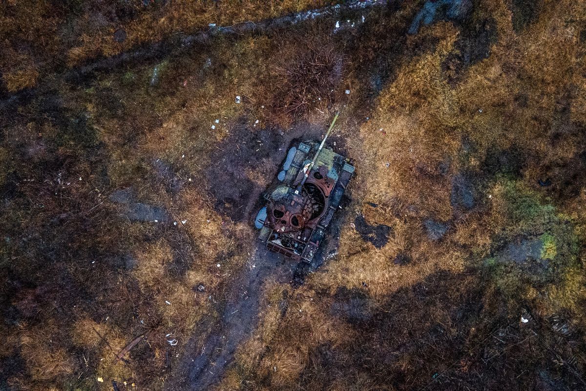 This aerial photograph shows a destroyed tank in a field in the village of Kamenka, Kharkiv region on February 26, 2023, amid the Russian invasion of Ukraine. 
rakéta