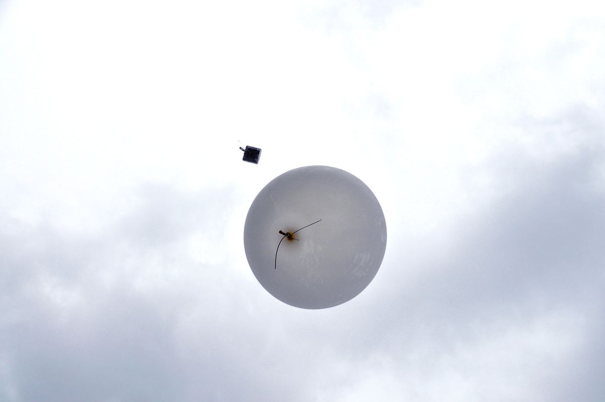Raleigh,,North,Carolina,,Usa,-,April,15.,2018:,Ncsu,Student
RALEIGH, NORTH CAROLINA, USA - APRIL 15. 2018: NCSU student members of the Soundings Club launch weather balloons in front of impending severe storms
léggömb