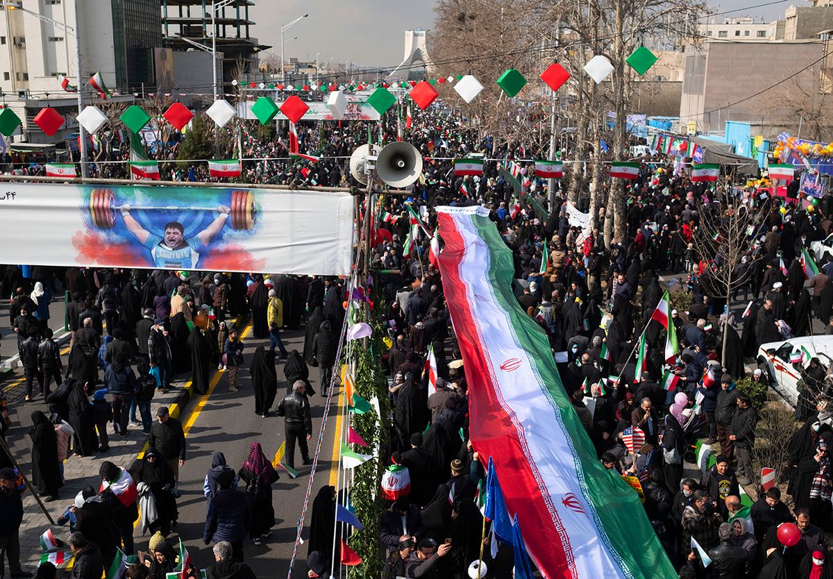 Rally To Mark 44th Islamic Revolution Victory Anniversary Iranian people are carrying a giant Iran flag as they walk along Azadi (Freedom) Avenue in the west of Tehran, taking part in a rally to mark the 44th anniversary of the Victory of Iran's 1979 Islamic Revolution on February 11, 2023. (Photo by Morteza Nikoubazl/NurPhoto) (Photo by Morteza Nikoubazl / NurPhoto / NurPhoto via AFP)
Irán iráni tüntetés zavargás felvonulás