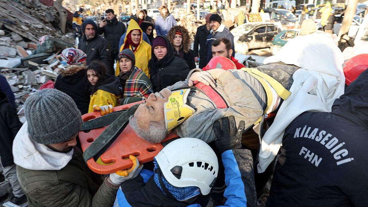 Oroszok és ukránok is segítenek a törökországi mentőakciókban 