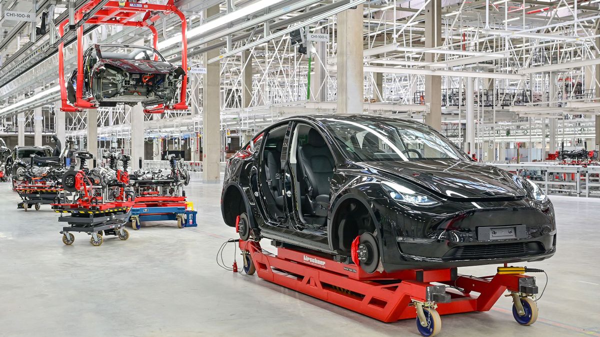09 October 2021, Brandenburg, Grünheide: A Tesla Model Y is seen in a production hall of the Tesla Gigafactory during the open day. In Grünheide, east of Berlin, the first vehicles are to roll off the production line from the end of 2021. The US company plans to build around 500,000 Model Ys here every year. 
