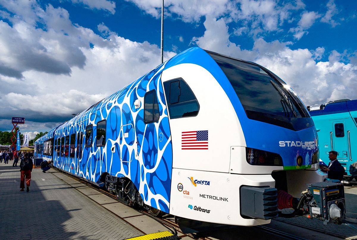 A svájci Stadler vasúti járműgyártó által készített FLIRT H2 hidrogénvonat látható a 2022. évi Innotrans vasúti ipari szakkiállításon Berlinben 2022. szeptember 21-én. - A FLIRT H2-t a San Bernardino Megyei Közlekedési Hatósághoz (SBCTA) szállítják. 2023 közepén. (Fotó: John MACDOUGALL / AFP)

A FLIRT H2 hydrogen train made by Swiss manufacturer of railway rolling stock Stadler is on display at the 2022 Innotrans railway industry trade fair in Berlin on September 21, 2022. - The FLIRT H2 will be delivered to the San Bernardino County Transportation Authority (SBCTA) in mid 2023. (Photo by John MACDOUGALL / AFP)