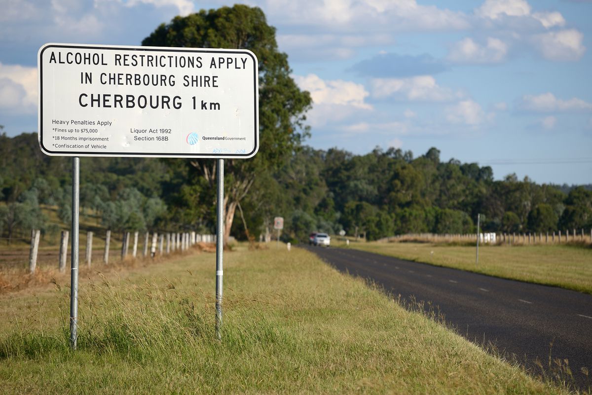 Cherbourg,,Australia,,March,30,,2016:,A,Road,Sign,Warns,Visitors
Ausztrália ausztrál alkoholtilalom
