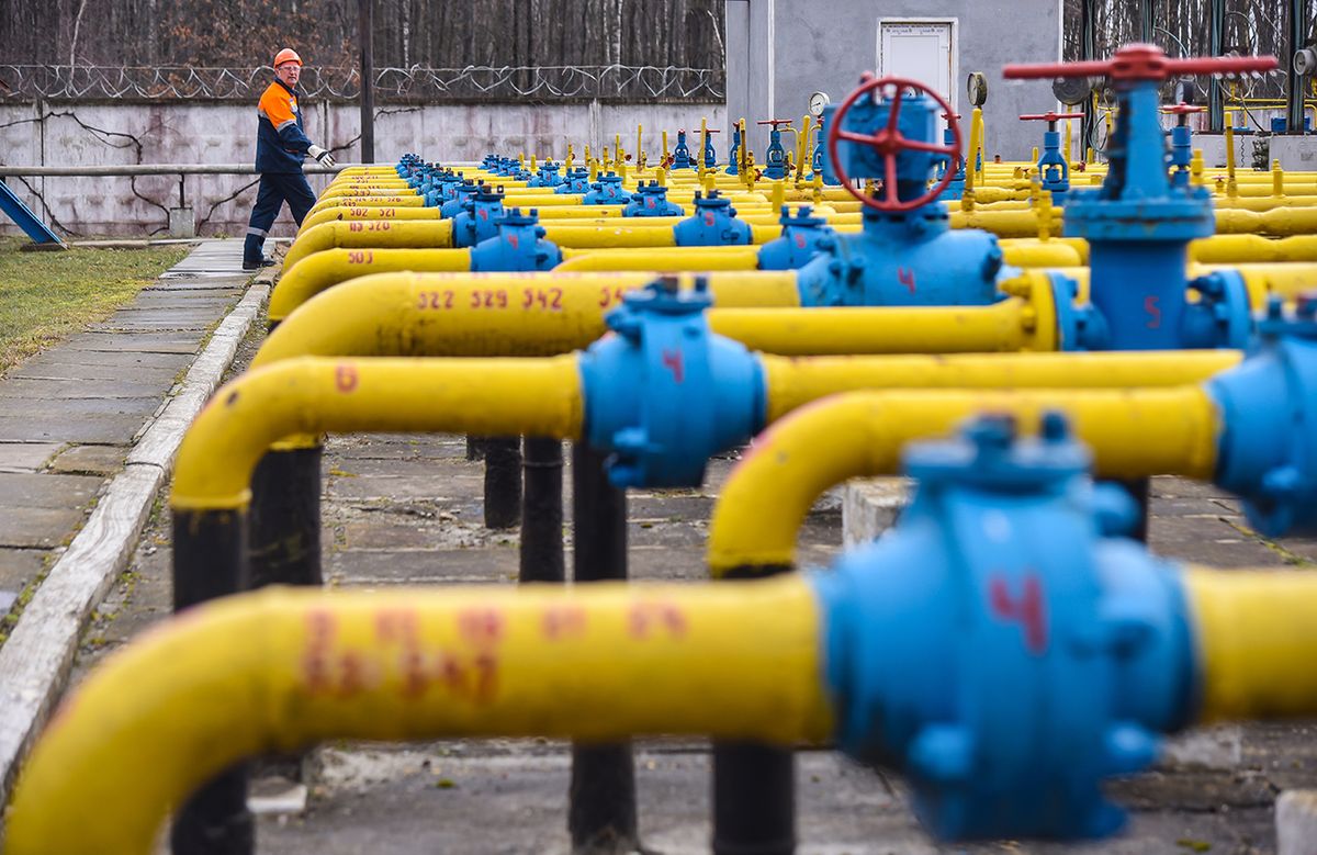 Derzhiv,,Ukraine,,March,8,,2018.,Gas,Station,Worker,Controls,Gas Derzhiv, Ukraine, march 8, 2018. Gas station worker controls gas valve. gáz