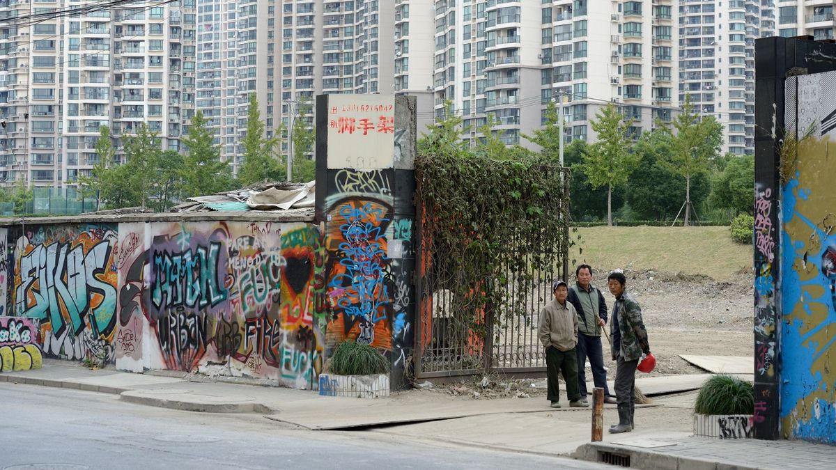 CHINA, SHANGHAI - OCTOBER 16 : Mural painting and graffitis in Shanghai. In recent years, a large number of architecturally distinctive and even eccentric buildings have sprung up throughout Shanghai on October 16, 2016 in China.