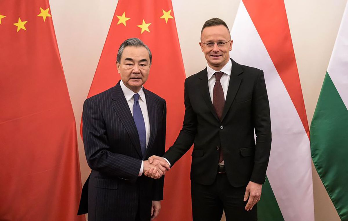 Szijjártó Péter ma találkozott a kínai külügyminiszterre, Vang Jit úrral