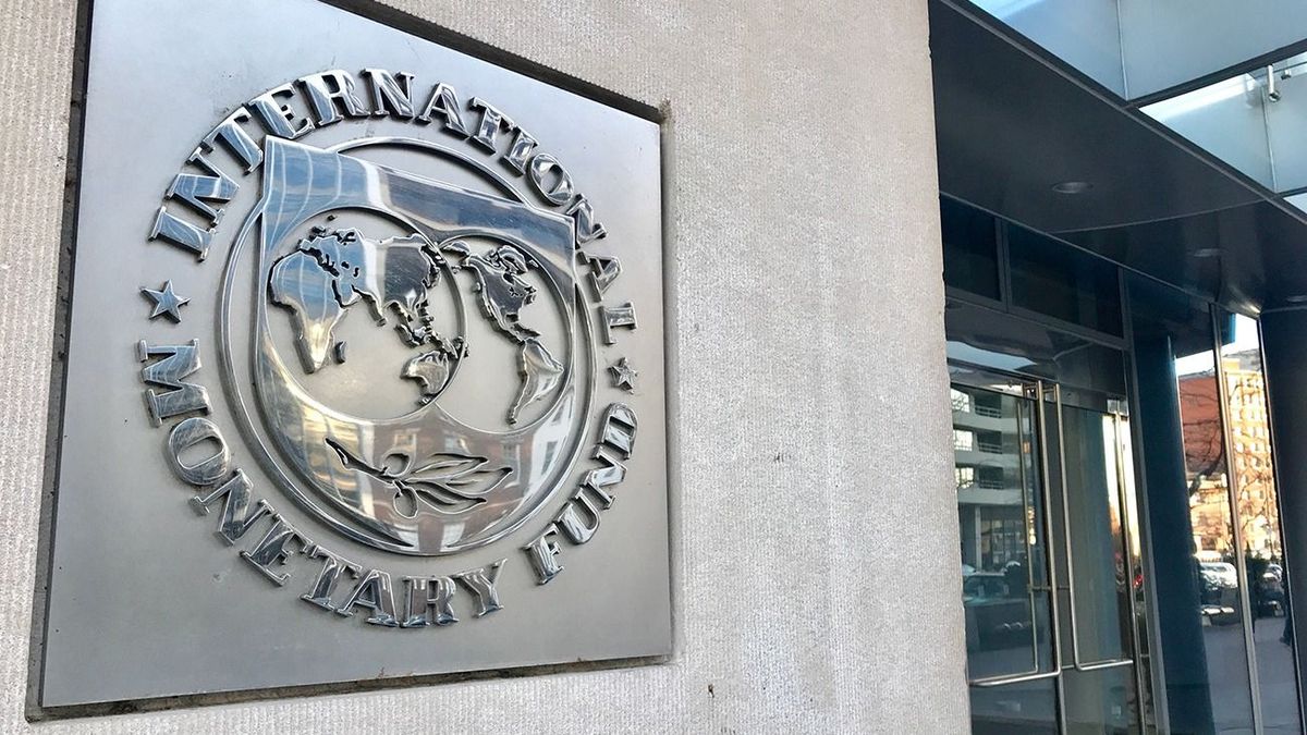 Washington,,Dc,-,January,6,,2019:,Imf,-,International,Monetary WASHINGTON, DC - JANUARY 6, 2019: IMF - INTERNATIONAL MONETARY FUND - sign emblem at building entrance. The IMF is an international financial institution and organization of 190 countries. 