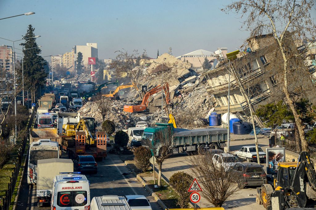 Bulldozers work among the rubble of collapsed buildings in Adiyaman, Turkey on February 9, 2023, three days after a 7,8-magnitude earthquake struck southeast Turkey. - The death toll from the massive earthquake in Turkey and Syria kept on climbing February 9, 2023, topping 21,000 as the first UN aid reached Syrian rebel-held zones but hopes of finding more survivors faded. (Photo by Ilyas AKENGIN / AFP)