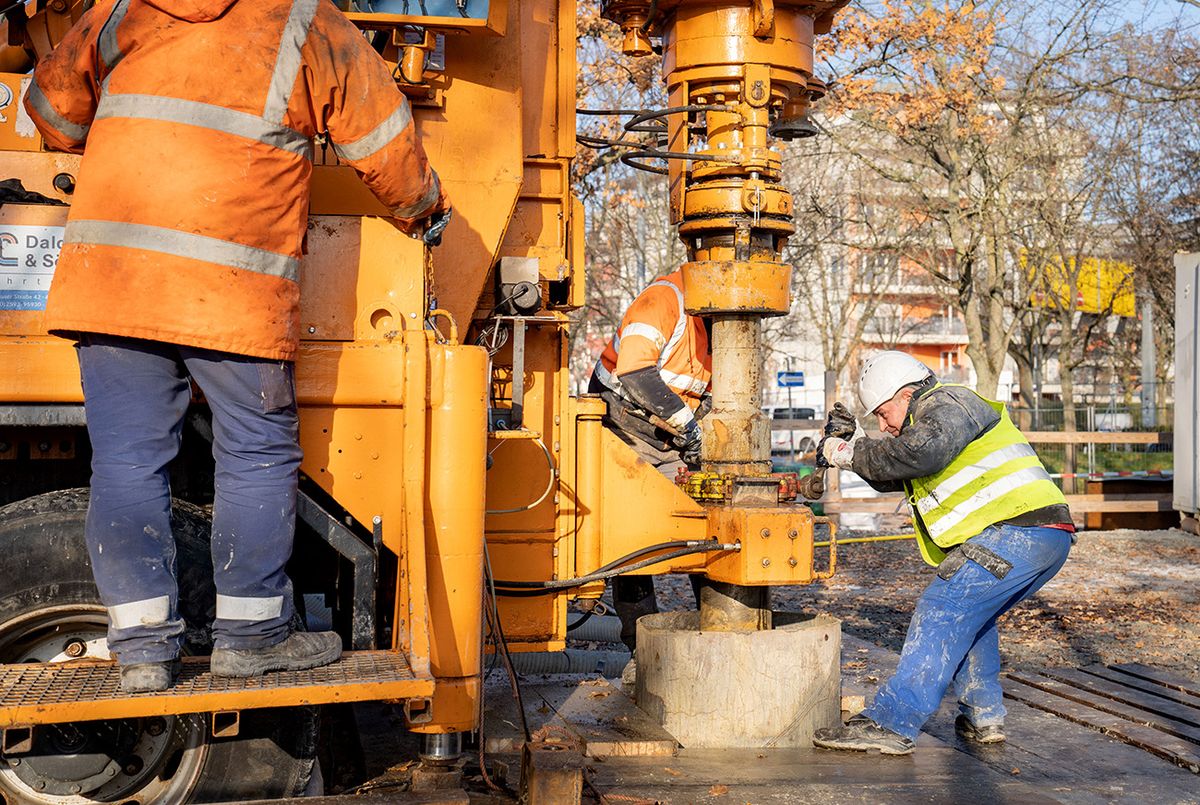 Geothermal drilling in Frankfurt/Main
13 December 2022, Hessen, Frankfurt/Main: Workers are busy at the large machine at a geothermal borehole at Frankfurt's Rebstockbad. Previous investigations in the Frankfurt urban area had shown that temperatures in the region of 40 degrees could possibly be found at a depth of 800 meters. To determine the actual potential, the ground has been explored since the beginning of November. Photo: Frank Rumpenhorst/dpa (Photo by FRANK RUMPENHORST / DPA / dpa Picture-Alliance via AFP)