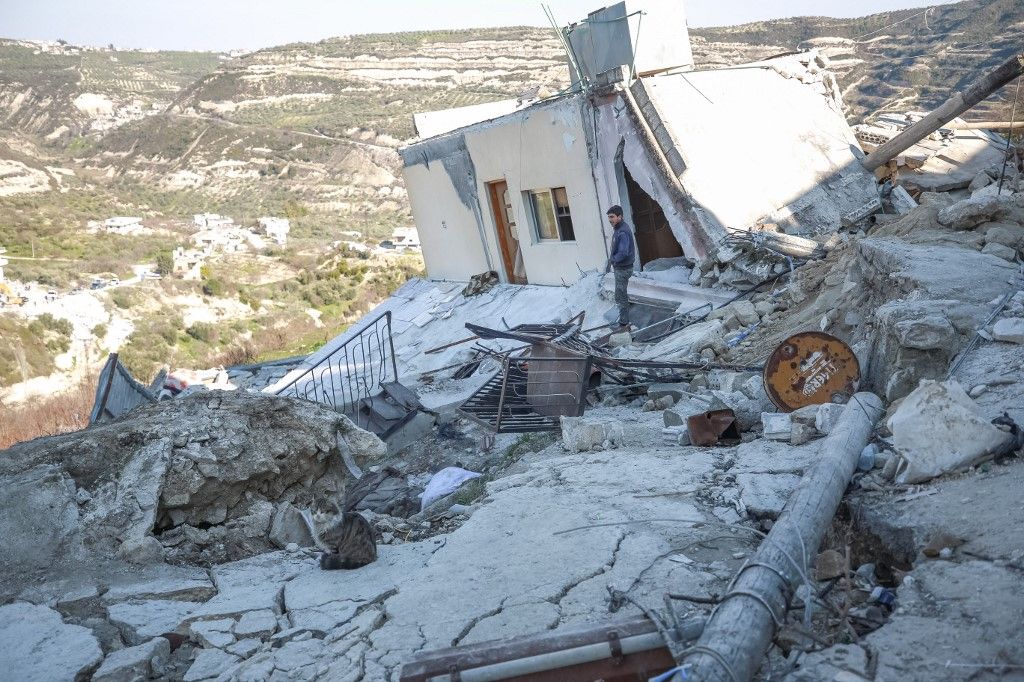 Death toll from powerful earthquakes climbs over to 3,688 in Syria
földrengés, Szíria