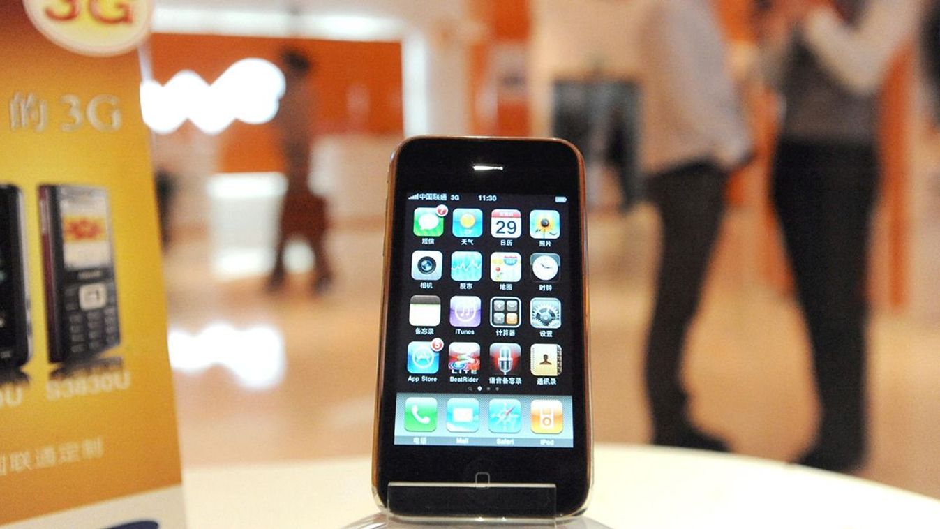 China Unicom limits iPhone sales to be 999 on its debut
An iPhone 3Gs is on display at a branch of China Unicom in Shenyang, northeast Chinas Liaoning province, Thursday, October 29, 2009.China Unicom said on Monday (October 26, 2009) it will limit the sales for the long-awaited iPhone on October 30, the first day the eagerly sought Apple handset is due to go on sale nationwide in China. The company will only make available 999 iPhones in total for sale on its debut, according to Sina.com. Customers will be able to get all models of iPhones on the spot. Unicom has announced its two-year contract plan and pricing system for iPhones. (Photo by Yang xinyue / Imaginechina / Imaginechina via AFP)