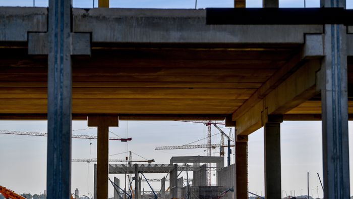 Debrecen, 2022. október 11. Az épülő BMW-gyár Debrecenben 2022. október 10-én. A BMW Group Debrecenben 400 hektárnyi területen egy teljes értékű autógyárat épít fel présüzemmel, karosszériaépítő részleggel, fényezőműhellyel és összeszerelő csarnokkal. A gyár évente mintegy 150 000 darab autó gyártására lesz képes. A termelés 2025-ben kezdődik, itt készül majd a tisztán elektromos meghajtású modellek számára kifejlesztett NCAR architektúrára épülő Neue Klasse modellgeneráció alapító tagja.