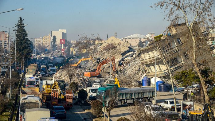 Bulldozers work among the rubble of collapsed buildings in Adiyaman, Turkey on February 9, 2023, three days after a 7,8-magnitude earthquake struck southeast Turkey. - The death toll from the massive earthquake in Turkey and Syria kept on climbing February 9, 2023, topping 21,000 as the first UN aid reached Syrian rebel-held zones but hopes of finding more survivors faded. (Photo by Ilyas AKENGIN / AFP)