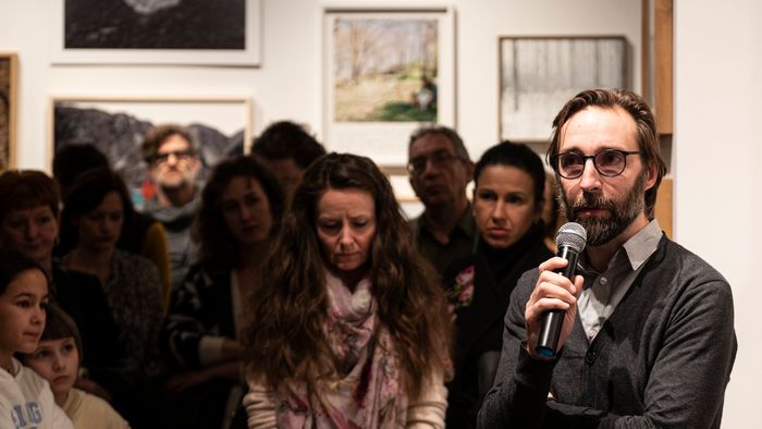 Budapest, 2023. február 27.
Bácsi Róbert László fotográfus (Pictorial Collective) beszédet mond a 42 éves korában elhunyt Móricz-Sabján Simon fotóriporter emlékére rendezett kiállítás megnyitóján az Einspach Fine Art & Photography galériában 2023. február 27-én. A tárlaton a decemberben baleset következtében elhunyt, Robert Capa Magyar Fotográfiai Nagydíjjal is elismert fotóriporter képei mellett 90 fotográfus munkái láthatók. A kiállító művészek és a szervező kurátorok az emlékezés mellett egyúttal támogatni kívánják Móricz-Sabján Simon családját a kiállítás képeiből befolyó összeggel