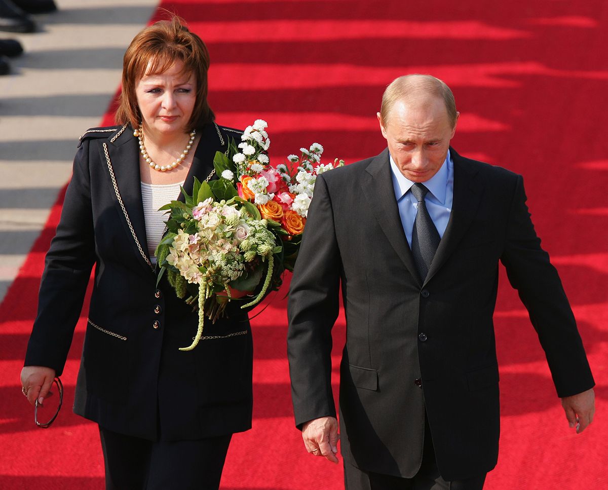 Heads of State Arrive For G8 Summit
ROSTOCK, GERMANY - JUNE 06:  Russian President Vladimir Putin and his wife Ludmila Alexandrowna Putina arrive for the G8 summit June 6, 2007 in  Rostock-Laage, Germany. Putin and other world leaders are meeting amid rifts between Russia and the U.S. over an American proposal for a missle defense system in Europe and amid divisions over how to address climate change.  (Photo by Andreas Rentz/Getty Images)