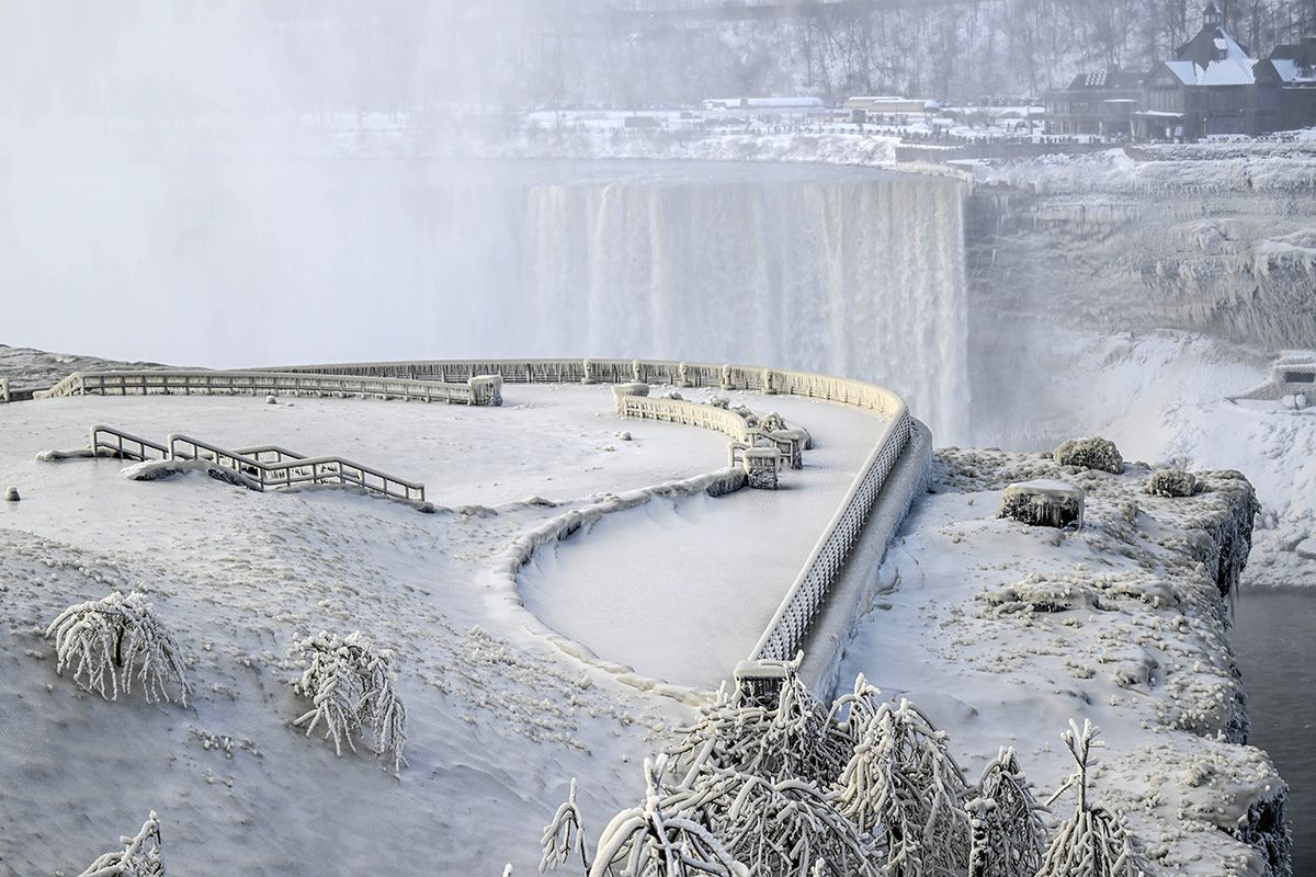 Niagara Falls Partially Freezes Due to Extreme Cold Weather NEW YORK, UNITED STATES - DECEMBER 27: A view of Niagara Falls as it is partially frozen due to extreme cold weather in the Northeast in New York, United States on December 27, 2022. (Photo by Fatih Aktas/Anadolu Agency via Getty Images)