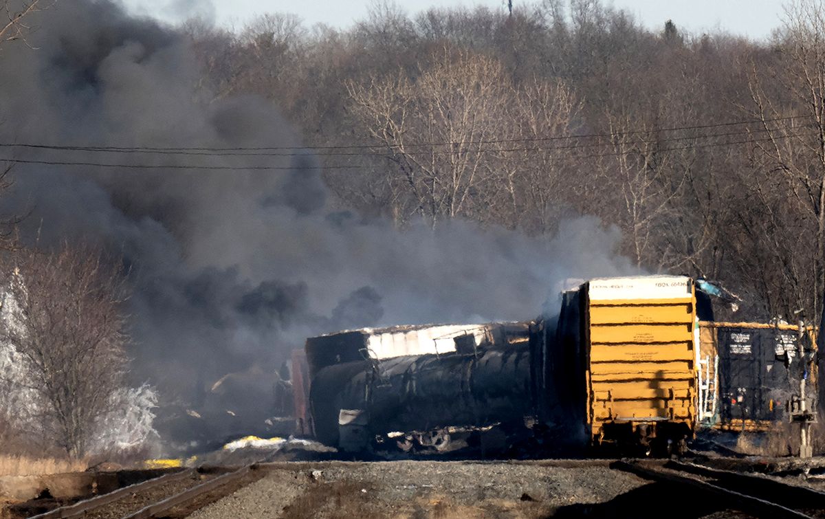 Smoke rises from a derailed cargo train in East Palestine, Ohio, on February 4, 2023. - The train accident sparked a massive fire and evacuation orders, officials and reports said Saturday. No injuries or fatalities were reported after the 50-car train came off the tracks late February 3 near the Ohio-Pennsylvania state border. The train was shipping cargo from Madison, Illinois, to Conway, Pennsylvania, when it derailed in East Palestine, Ohio. (Photo by DUSTIN FRANZ / AFP)
vonatbaleset, szennyező, Ohio