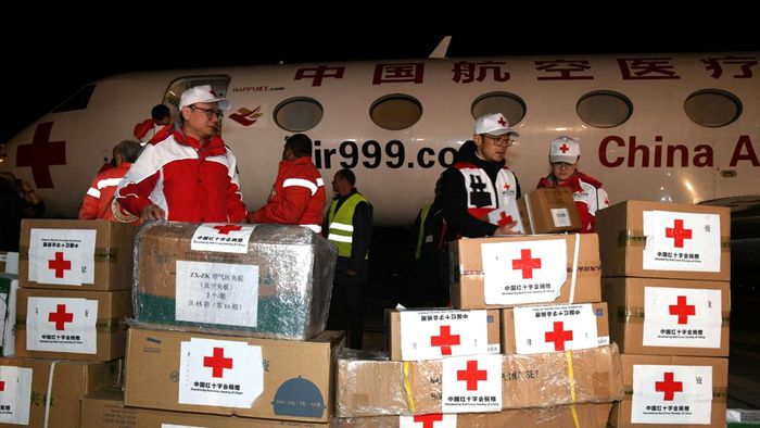 A handout picture released by the official Syrian Arab News Agency (SANA) on February 9, 2023, shows the unloading of a Chinese plane carrying aid for the victims of the earthquake that hit Turkey and Syria, in the capital Damascus. (Photo by SANA / AFP) / == RESTRICTED TO EDITORIAL USE - MANDATORY CREDIT "AFP PHOTO / HO / SANA" - NO MARKETING NO ADVERTISING CAMPAIGNS - DISTRIBUTED AS A SERVICE TO CLIENTS ==