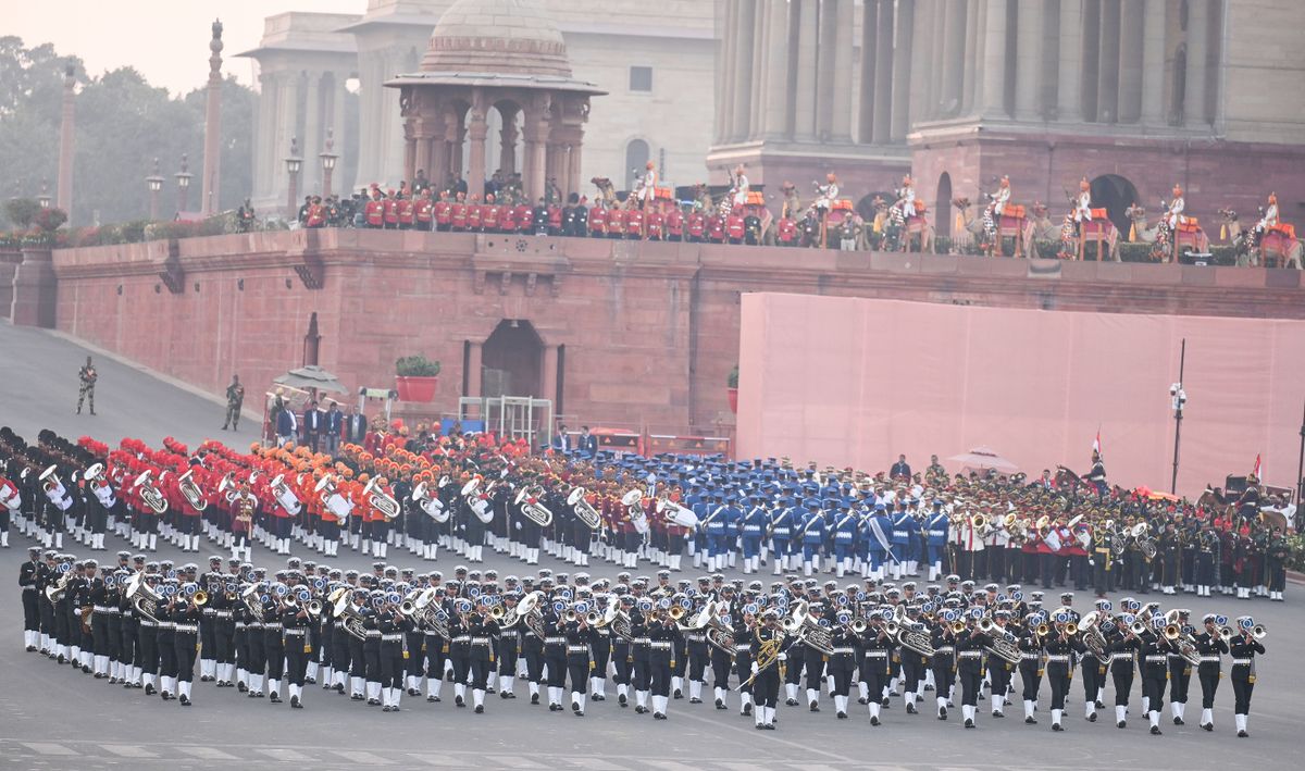 NEW DELHI, INDIA - JANUARY 28: Marching bands from the Indian Army, Navy and Air Force performing live during full dress rehearsals for the upcoming Beating Retreat ceremony, at Vijay Chowk on January 28, 2023 in New Delhi, India. The four-day long Republic Day celebrations culminate with the Beating the Retreat ceremony which marks the return of the Army to the barracks.
India haderő védelmi költségvetés
