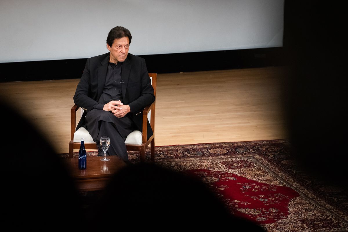 Pakistan's Prime Minister Imran Khan Speaks At Asia Society
Imran Khan, Pakistan's prime minister, pauses while speaking during an event at the Asia Society in New York, U.S., on Thursday, Sept. 26, 2019. Khan discussed peace and stability in South Asia, and the implications of the current situation in Jammu and Kashmir. Photographer: Cate Dingley/Bloomberg via Getty Images
Imran Hán, Pakisztán