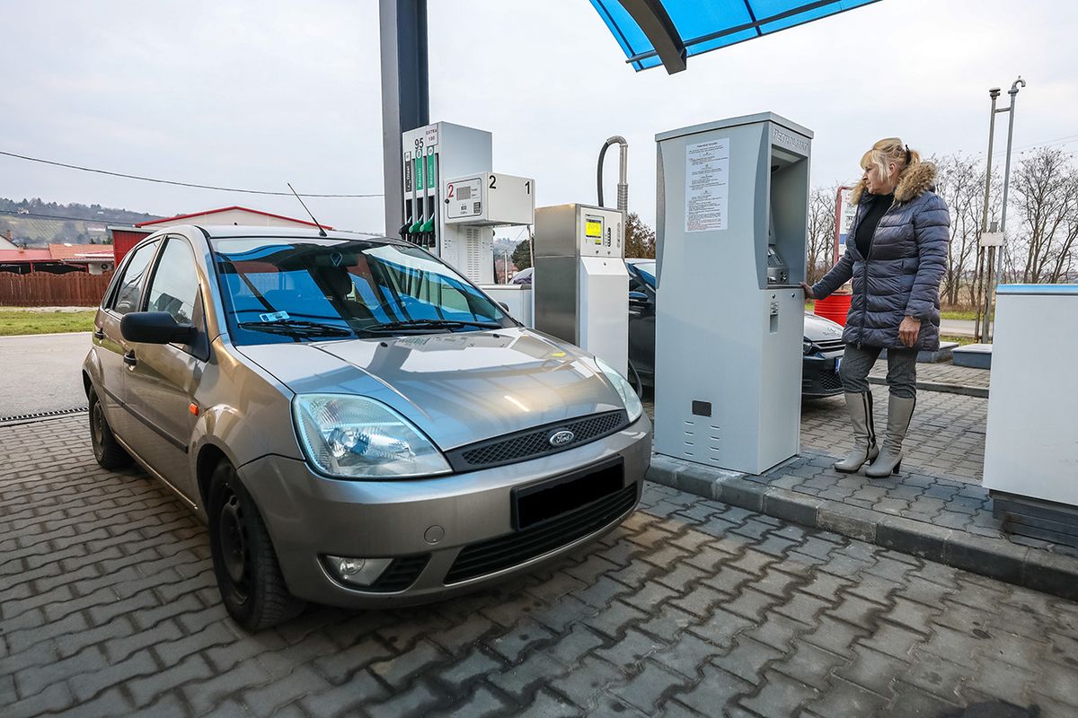 20230126 Győrújbarát Egyre több dolgot automatizálunk a vásárlásban. A benzinkút az esti órákban illetve vasárnap automatával szolgál ki. Autómata benzinkút   Fotó: Csapó Balázs  CSB  Kisalföld  KA A képen: Bediné Jursics Szilvia 20230126 Győrújbarát 
Egyre több dolgot automatizálunk a vásárlásban. A benzinkút az esti órákban illetve vasárnap automatával szolgál ki. Autómata benzinkút  
 Fotó: Csapó Balázs  CSB  Kisalföld  KA 
A képen: Bediné Jursics Szilvia