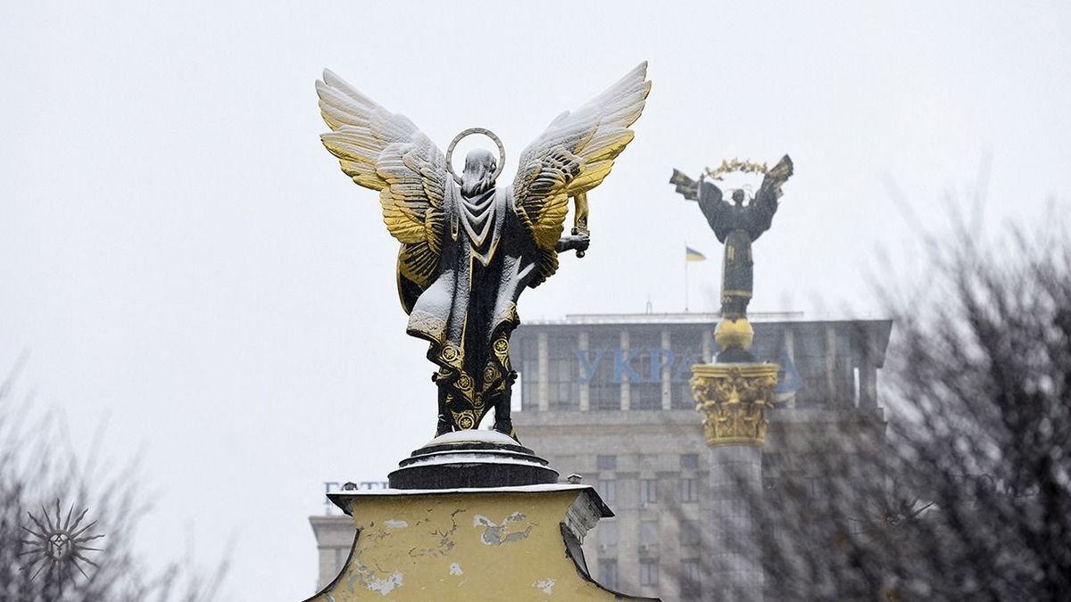 First snow in Kyiv
KYIV, UKRAINE - NOVEMBER 17, 2022 - The statue of Saint Michael the Archangel faces the Independence Monument in Maidan Nezalezhnosti as the first snow hits Kyiv, capital of Ukraine. NO USE RUSSIA. NO USE BELARUS. (Photo by Ruslan Kaniuka / NurPhoto / NurPhoto via AFP)
