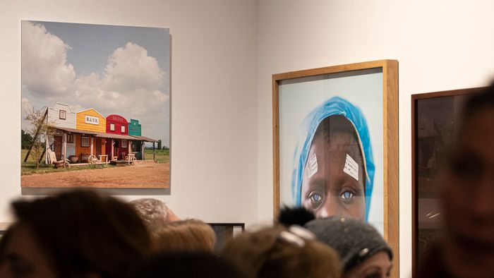 Budapest, 2023. február 27.
Résztvevők a 42 éves korában elhunyt Móricz-Sabján Simon fotóriporter emlékére rendezett kiállítás megnyitóján az Einspach Fine Art & Photography galériában 2023. február 27-én. A tárlaton a decemberben baleset következtében elhunyt, Robert Capa Magyar Fotográfiai Nagydíjjal is elismert fotóriporter képei mellett 90 fotográfus munkái láthatók. A kiállító művészek és a szervező kurátorok az emlékezés mellett egyúttal támogatni kívánják Móricz-Sabján Simon családját a kiállítás képeiből befolyó összeggel.