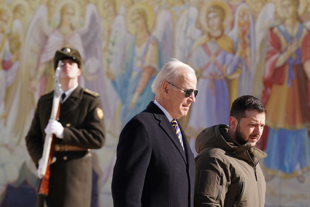 US President Joe Biden (L) walks next to Ukrainian President Volodymyr Zelensky (R) as he arrives for a visit in Kyiv on February 20, 2023. - US President Joe Biden made a surprise trip to Kyiv on February 20, 2023, ahead of the first anniversary of Russia's invasion of Ukraine, AFP journalists saw. Biden met Ukrainian President Volodymyr Zelensky in the Ukrainian capital on his first visit to the country since the start of the conflict. 