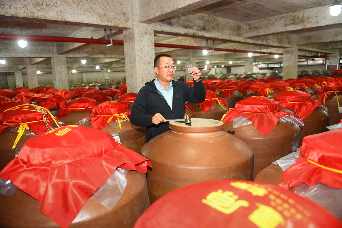 CHINA-ZHEJIANG-ZHUJI-BAIJIU-LIQUOR-PRODUCTION-MARKETING (CN)
(201120) -- ZHUJI, Nov. 20, 2020 (Xinhua) -- Liquor taster Bian Guocai evaluates a base liquor used to make Baijiu at a local distillery in Tongshan Town of Zhuji, east China's Zhejiang Province, Nov. 20, 2020. Tongshan, a well-known liquor town in east China, produces more than 4,000 tonnes of Baijiu every year. (Xinhua/Weng Xinyang) (Photo by Weng Xinyang / XINHUA / Xinhua via AFP)