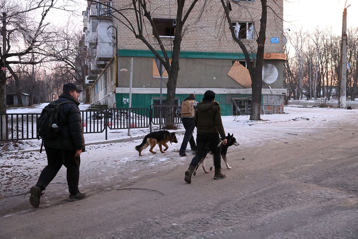 Civilians live in harsh conditions in Ukrainian's Bakhmut BAKHMUT, UKRAINE - FEBRUARY 09: Ukrainian citizens walk through the street while the first anniversary of Russia-Ukraine war approaches in Bakhmut, Ukraine on February 09, 2023. Yevhen Titov / Anadolu Agency (Photo by Yevhen Titov / ANADOLU AGENCY / Anadolu Agency via AFP)
Bahmut Ukrajna ukrán