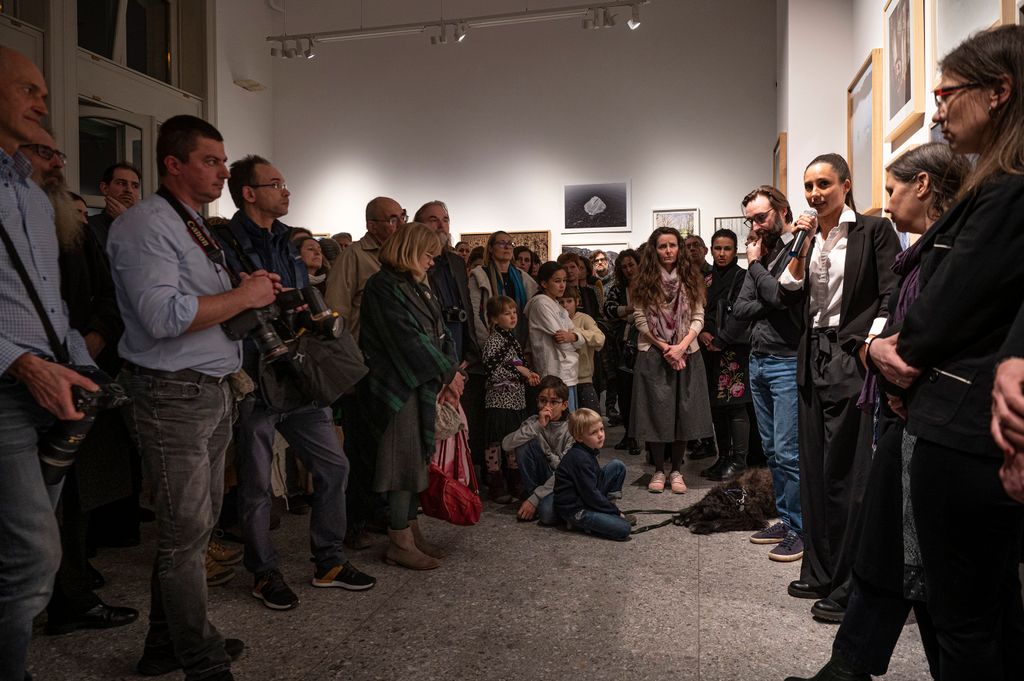 Budapest, 2023. február 27.Trokán Nóra színésznő, fotográfus beszédet mond a 42 éves korában elhunyt Móricz-Sabján Simon fotóriporter emlékére rendezett kiállítás megnyitóján az Einspach Fine Art & Photography galériában 2023. február 27-én. A tárlaton a decemberben baleset következtében elhunyt, Robert Capa Magyar Fotográfiai Nagydíjjal is elismert fotóriporter képei mellett 90 fotográfus munkái láthatók. A kiállító művészek és a szervező kurátorok az emlékezés mellett egyúttal támogatni kívánják Móricz-Sabján Simon családját a kiállítás képeiből befolyó összeggel.